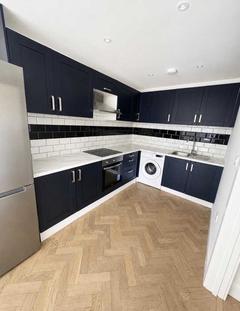 2 bed property in High street, Hampton